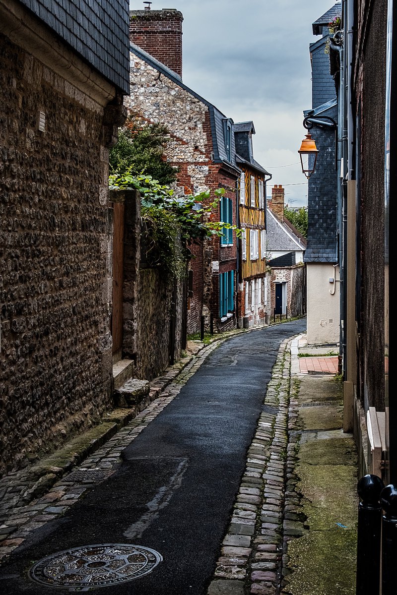 Check out this photo I have for sale of a quiet street in Honfleur, France. 1-stuart-litoff.pixels.com/featured/quiet… #honfleur #france #french #europe #european #street #cityscape #noone #quiet #deserted #narrow #culture #traditional #traditionalart