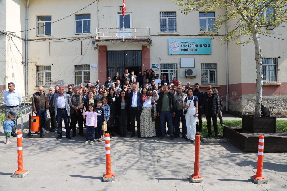 Me erka xwe wergirt. Ji bo vê erka ku gel me guncav dîtiye em ê bi awayekî rast bi cih bînin û emê dest bi xebatên xwe bikin. Ala qû hevalênme danme emê bi serbilindahî rakin. Ji bo kedawan gellek spas. 

Bi feraseta rêveberiya bi gel re, DEM DEMAMEYE.

Bu gün mazbatamızı aldık .