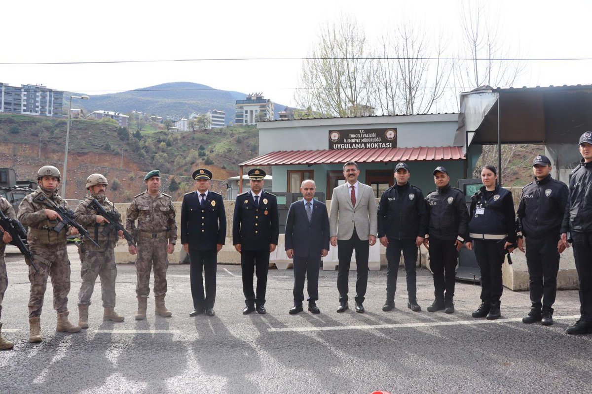 📍 Tunceli Ovacık Polis Yol Kontrol Uygulama Noktası Vali Sn. Bülent Tekbıyıkoğlu (@TekbBulent) ve İl Emniyet Müdürü Sn. Hakan Duman ile birlikte ülkemizin güvenliği ve huzuru için kahramanca görev yapan polislerimizin hem Ramazan bayramlarını şimdiden kutladık hem de 10