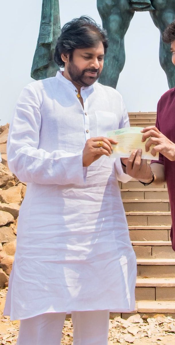 VikkiRazzz's tweet image. Ee Face lo Sun Stroke Ekkadaina undhaa 😎😎

Pothina Leaks Diversion Kosam 5Cr drama 
Ventaney All Johnsena Gorrelu Wowww ani vellipoyaaru 🤣 

#PoliticalComedy