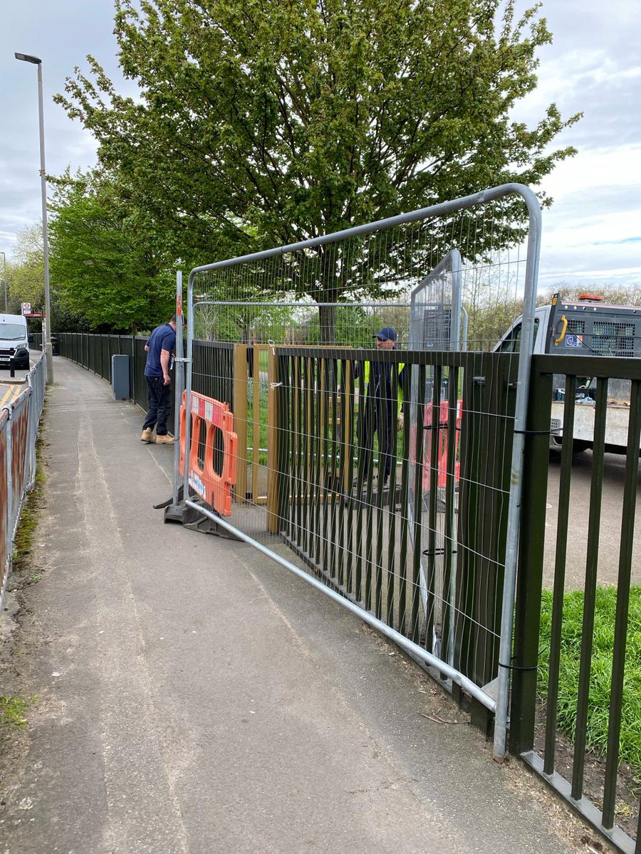 The good news is that @EnableParks are painting the middle gate @WandsworthPark for us to improve its visibility The bad news is that means it will be closed for the next 5-7 days. Apologies for the inconvenience