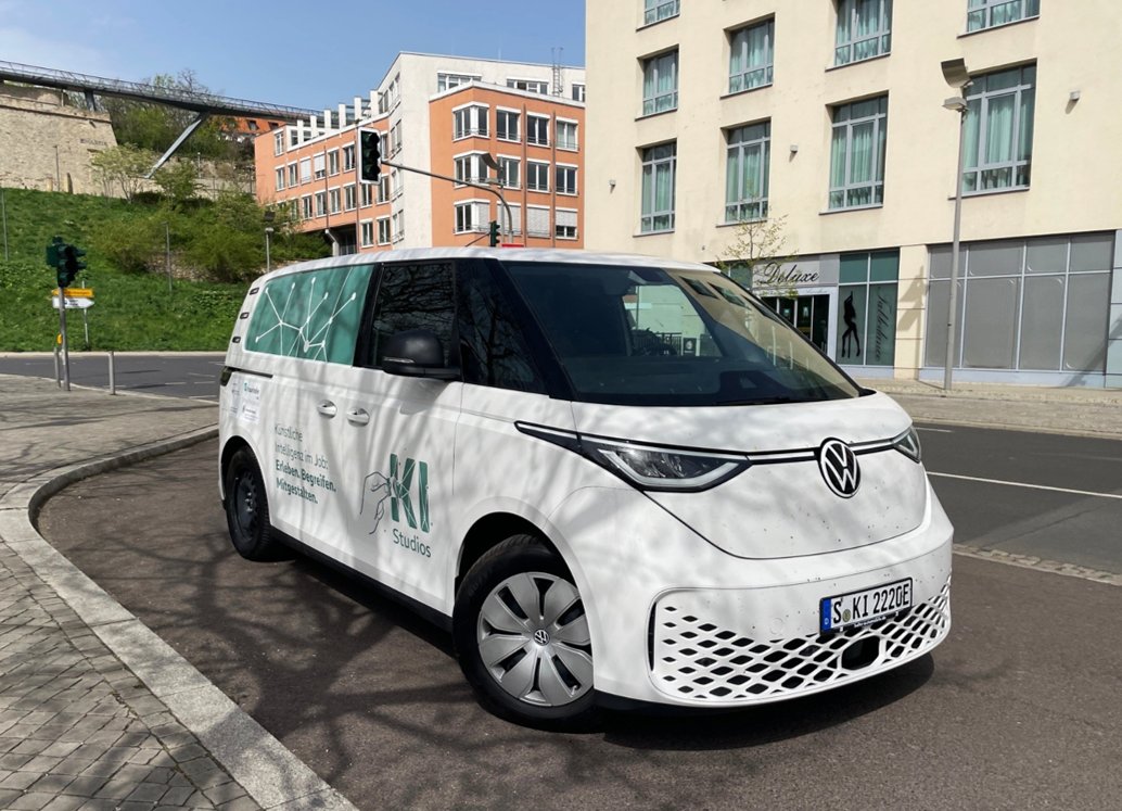 Auch das zweite #KI-Infomobil wird heute in Betrieb genommen. Nun können noch mehr #Beschäftigte in #Unternehmen in ganz 🇩🇪 direkt vor Ort in ihrem #Arbeitsumfeld erreicht werden. Das neue mobile Angebot kommt zur richtigen Zeit, denn die Nachfrage ist branchenübergreifend groß.