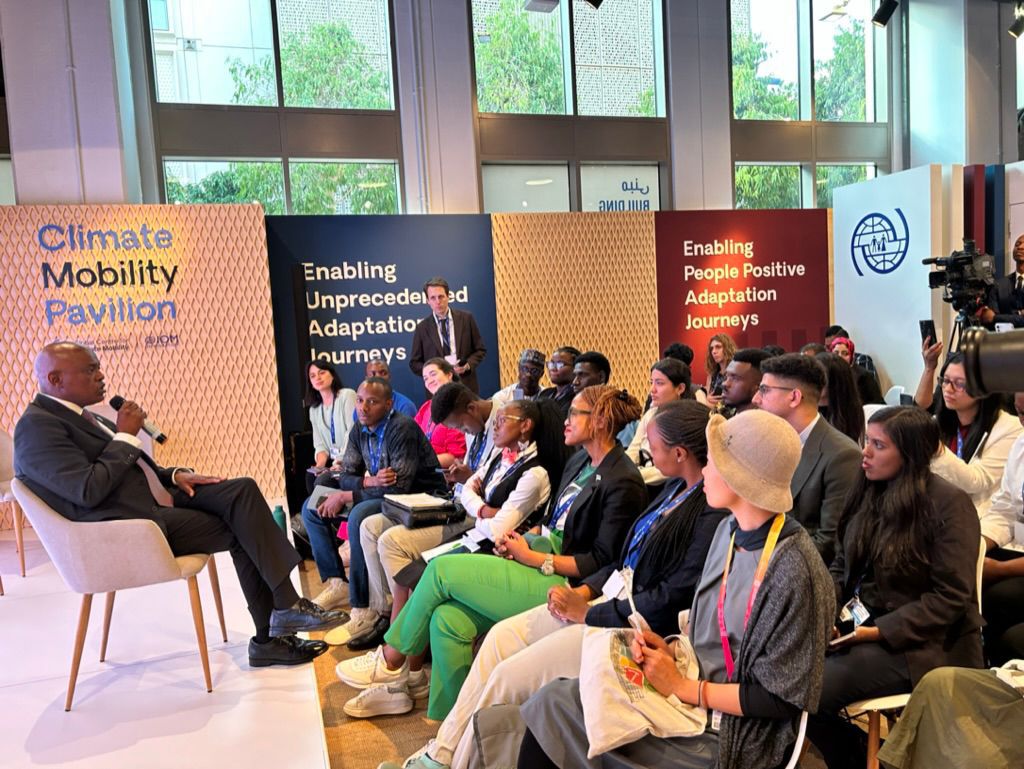 At #COP28, the #ClimateMobility Youth Delegates engaged in dialogue with <a href="/OfficialMasisi/">Dr. Mokgweetsi E.K Masisi</a>. The youth spoke passionately about the importance of integrating youth perspectives in planning for climate mobility, as well as facilitating the development of green skills for green jobs.