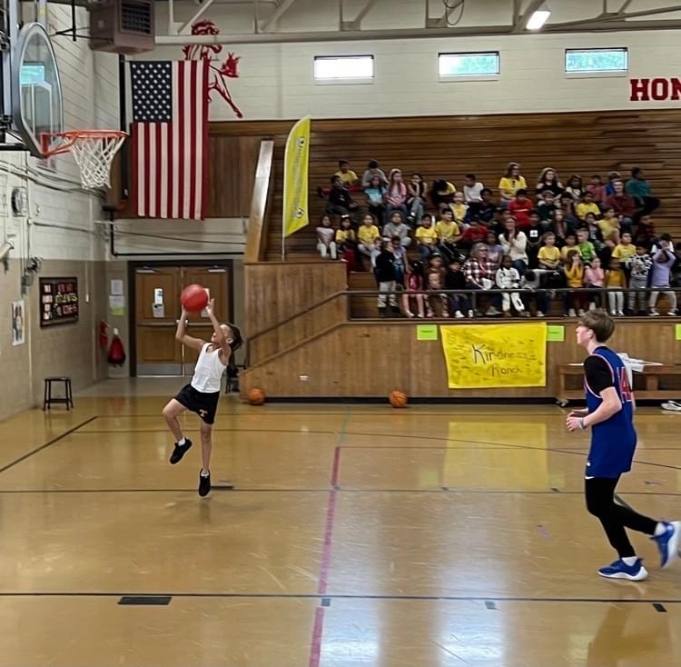 clevecityschool's tweet photo. Arnold Elementary Ranch Rodeo Recap! 🏀✈️ Thanks to Coach Reggie Tucker's CHS Running Raiders Basketball Team for an unforgettable Air Show! 🌟 They inspired our Mustangs with warm-up drills and a thrilling 3-point contest featuring LJ Adams! Huge shoutout to CHS mentors! 🙌 https://t.co/akttRB2jKK