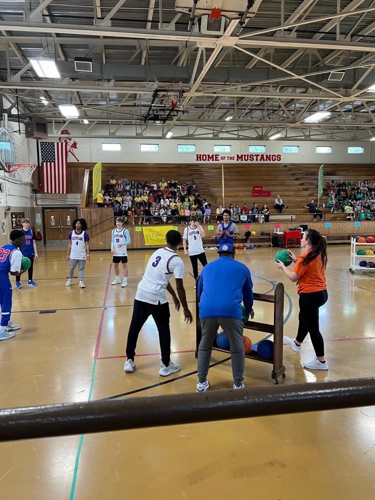 clevecityschool's tweet photo. Arnold Elementary Ranch Rodeo Recap! 🏀✈️ Thanks to Coach Reggie Tucker's CHS Running Raiders Basketball Team for an unforgettable Air Show! 🌟 They inspired our Mustangs with warm-up drills and a thrilling 3-point contest featuring LJ Adams! Huge shoutout to CHS mentors! 🙌 https://t.co/akttRB2jKK