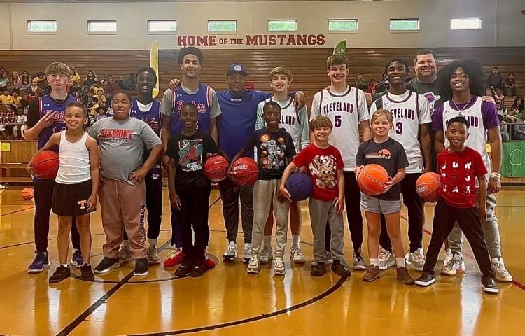 clevecityschool's tweet photo. Arnold Elementary Ranch Rodeo Recap! 🏀✈️ Thanks to Coach Reggie Tucker's CHS Running Raiders Basketball Team for an unforgettable Air Show! 🌟 They inspired our Mustangs with warm-up drills and a thrilling 3-point contest featuring LJ Adams! Huge shoutout to CHS mentors! 🙌 https://t.co/akttRB2jKK