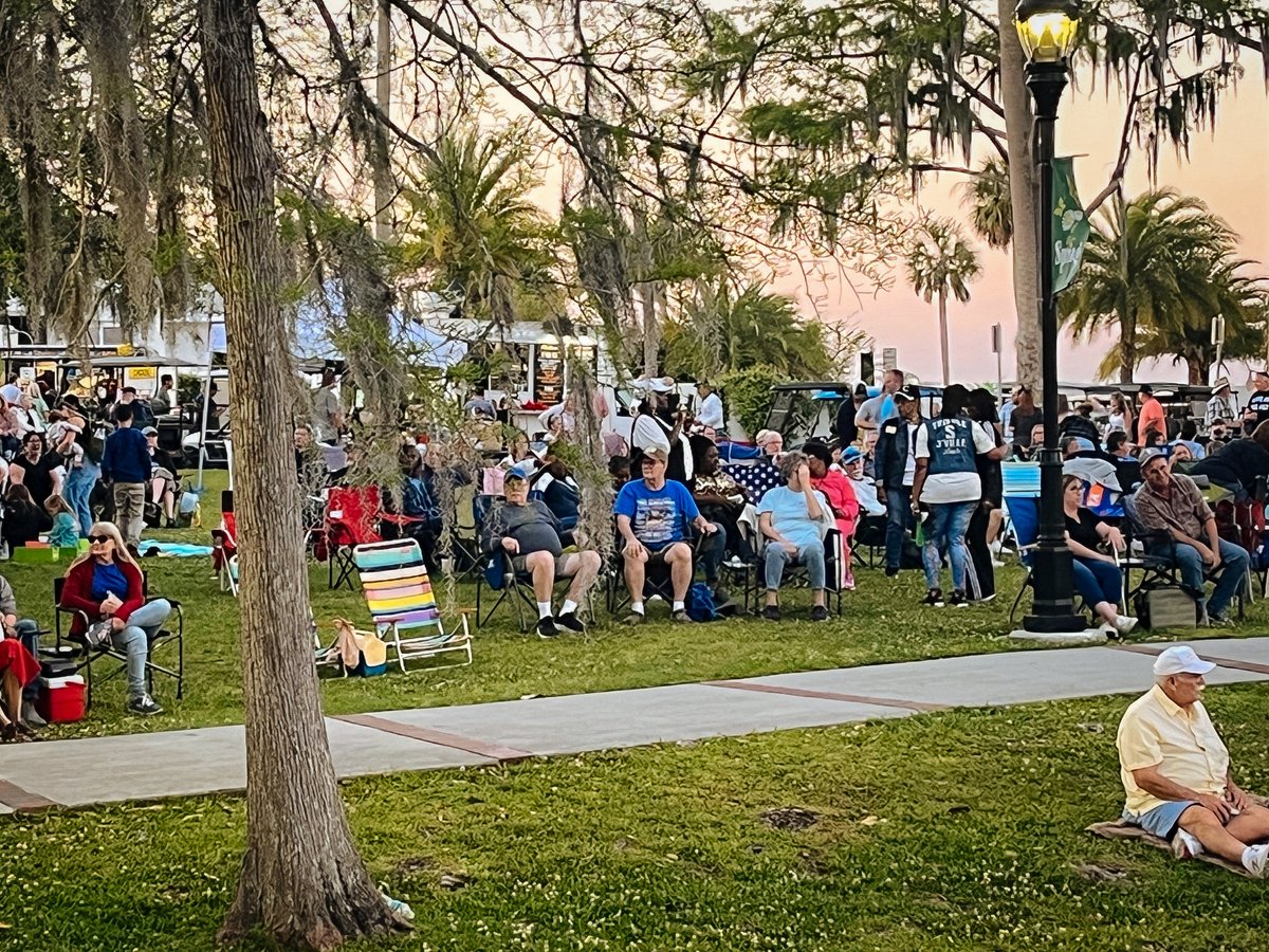 FieldsAuto's tweet image. Amazing night at #GreenCoveSprings #FoodTruckFriday! 🚚✨ Scenic vibes by #StJohnsRiver, tasty local eats, and #BoogieFreaks bringing Classic RnB &amp;amp; Disco Hits under the stars 🌌 Join us first Fridays, Mar-Nov, 5-9 pm for food, music, and fun. Details @ tinyurl.com/GCSFoodTruckFr…