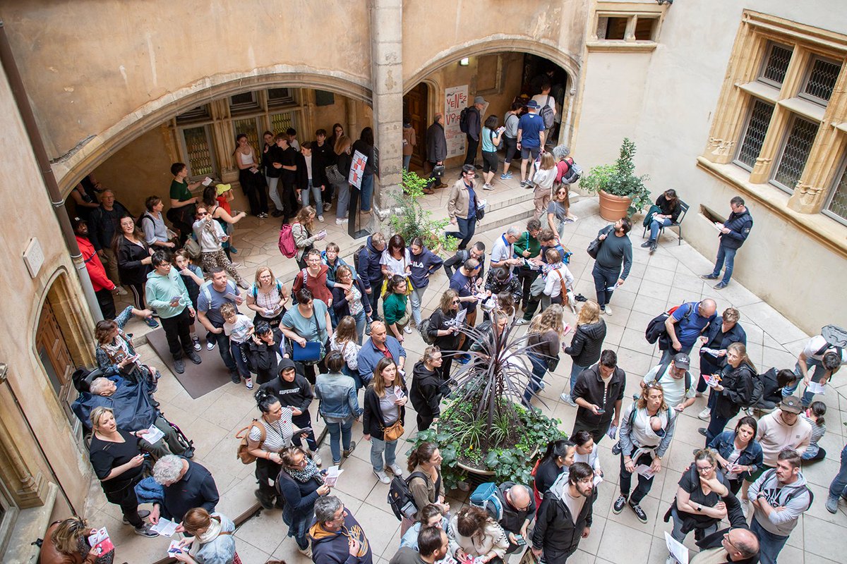 Ce week-end, Vous étiez nombreux et nombreuses à jouer les enquêteurs et enquêtrices pour @QuaisPolar ! Alors que certain·es arpentaient Lyon pour la grande enquête, le musée était à l'Hôtel de Ville pour un atelier/une démonstration de typographie !