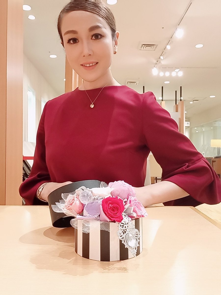 cafe_de_chiruru's tweet photo. 本日、江口美貴先生のお教室開催日でしたので日本橋三越のｶﾙﾁｬｰｻﾛﾝにお伺いさせて頂きました✨

ﾌﾞﾘｻﾞｰﾌﾞﾄﾞﾌﾗﾜｰのｱﾚﾝｼﾞﾒﾝﾄの作品をご指導頂きながらの
制作です🌸

また生徒様の様々な作品を拝見させて頂き眼福に預かりました😊🌸 https://t.co/7iGCmBKFBw