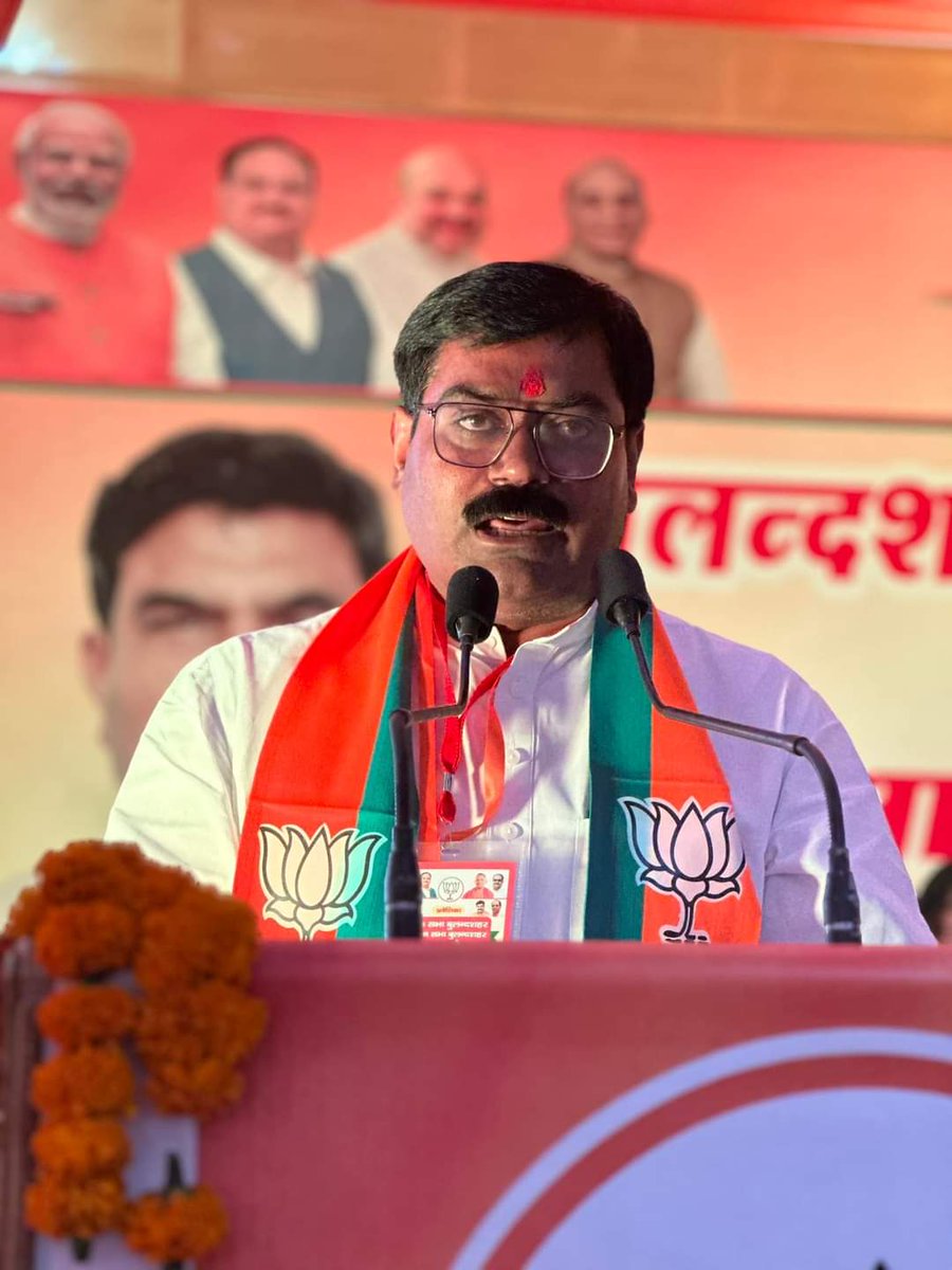 vikaschauhanbjp's tweet photo. आज बुलंदशहर लोकसभा क्षेत्र की विधानसभा बुलंदशहर के बूथ अध्यक्ष सम्मेलन में प्रदेश के यशस्वी प्रदेश महामंत्री ( संगठन ), कुशल संगठनकर्ता परम् आदरणीय माननीय श्री धर्मपाल सिंह जी भाईसाहब ने बूथ अध्यक्षों को संबोधित किया।
मेरा बूथ
सबसे मज़बूत
#DharampalSingh #DPBoss https://t.co/cVRSfjHigR
