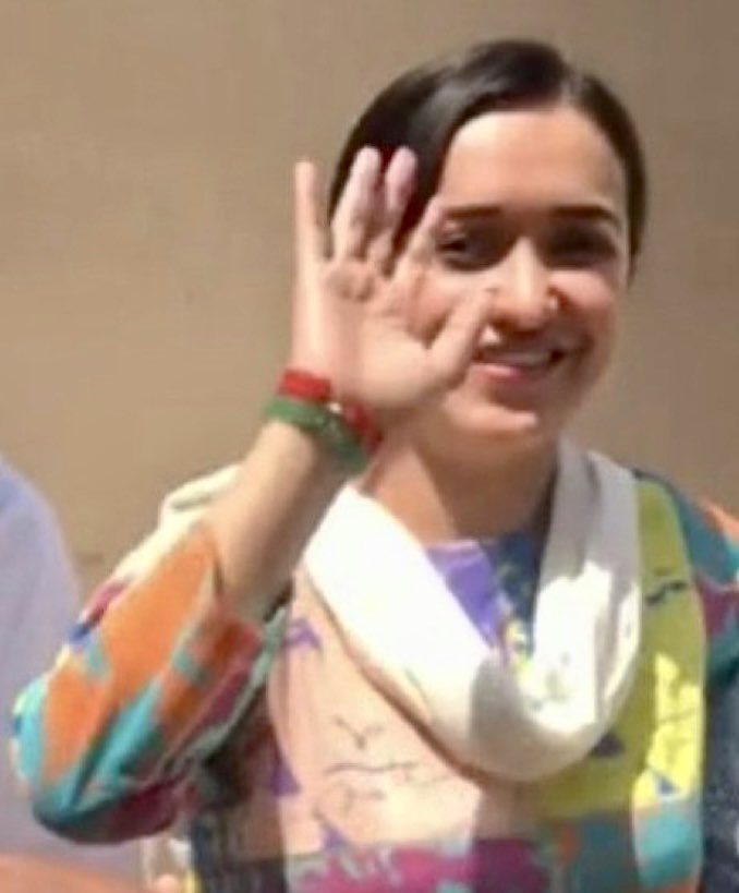 noshigilani's tweet image. وہ جو لگتی تھی کانچ کی گُڑیا
ضرب پڑنے  پہ  آہنی  نکلی 

نوشی گیلانی 
@sanamkh22