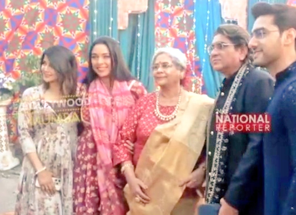 Adeeba_rups's tweet image. Iftar party first pic on anupama set aww 🥰 she looking so gorgeous ma'am
#RupaliGanguly #Anupamaa #ifter