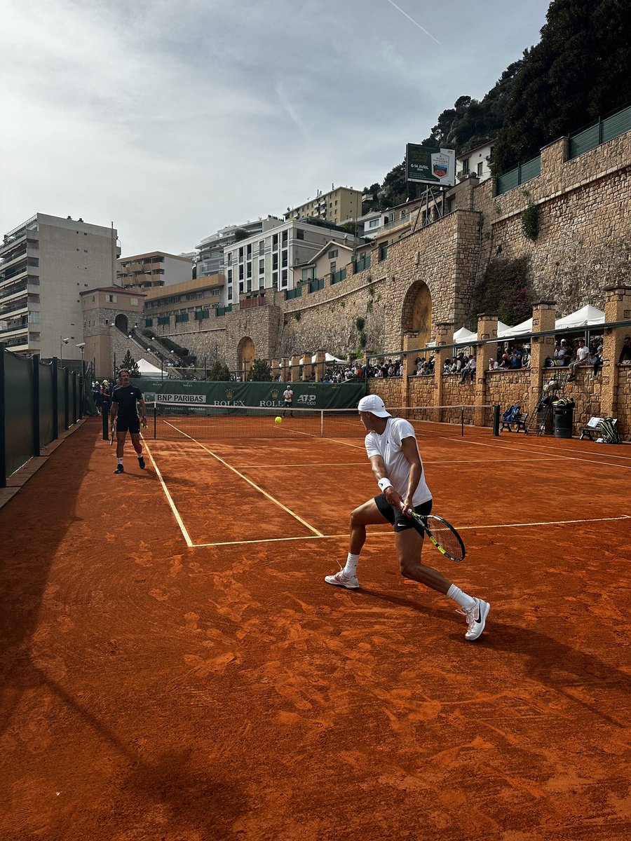 Monte Carlo'da antrenman kortları bile büyüleyici. 🏛️🟠🎾