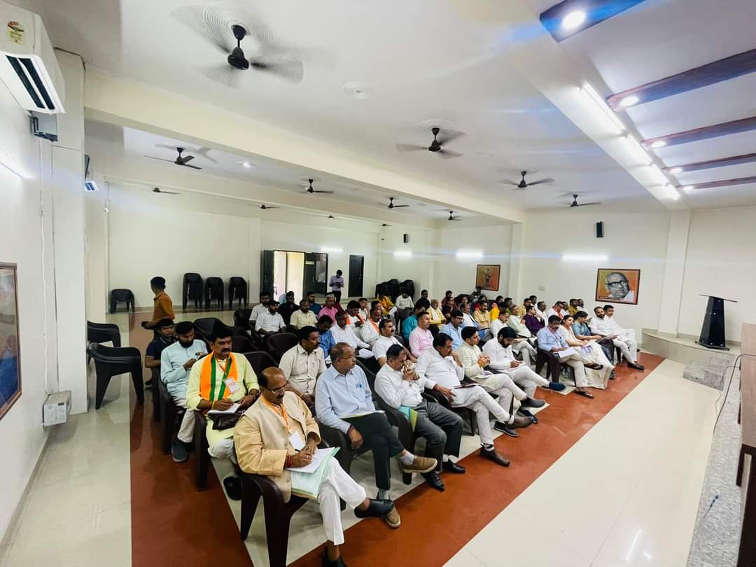 vikaschauhanbjp's tweet photo. आज पार्टी कार्यालय पर बुलंदशहर लोकसभा की संचालन समिति व कोर कमेटी की बैठक की,बैठक में प्रदेश के यशस्वी महामंत्री (संगठन) आदरणीय धरमपाल सिंह जी भाईसाहब व समिति के सभी सदस्य उपस्थित रहे।
#Dharampalsingh #AbkiBaar400Paar #dpboss #BJPBulandshahr https://t.co/UCPiN1Cil9
