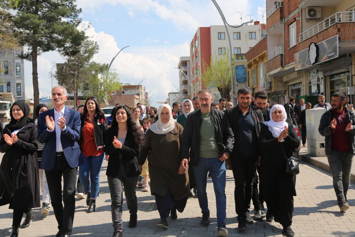 Me go DEM HAT. Emê meşa xwe bi gellêxwere mezintir bikin. Keda gellême û hevalême gelleke. Em berbirsyarîya xwe zanin. Bi vê hişyarîyê ji îro pêv dem dema xebatayê. 
#demhat 

<a href="/mehmetserifarzu/">Mehmet Şerif Arzu</a>