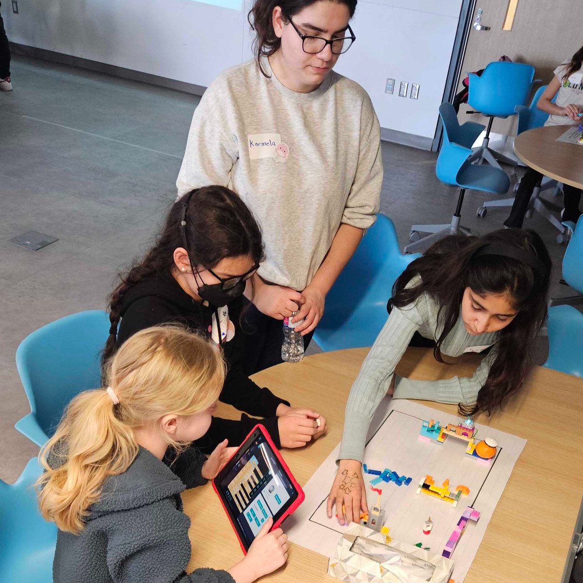 k2iacademy's tweet image. An action packed day of #coding fun @LassondeSchool at #GoCodeGirl! 100 girls engaged in creative problem solving using #technology! #STEM #STEMeducation #computerscience #girlsinSTEM #womeninSTEM #womenintech @ONWiE_