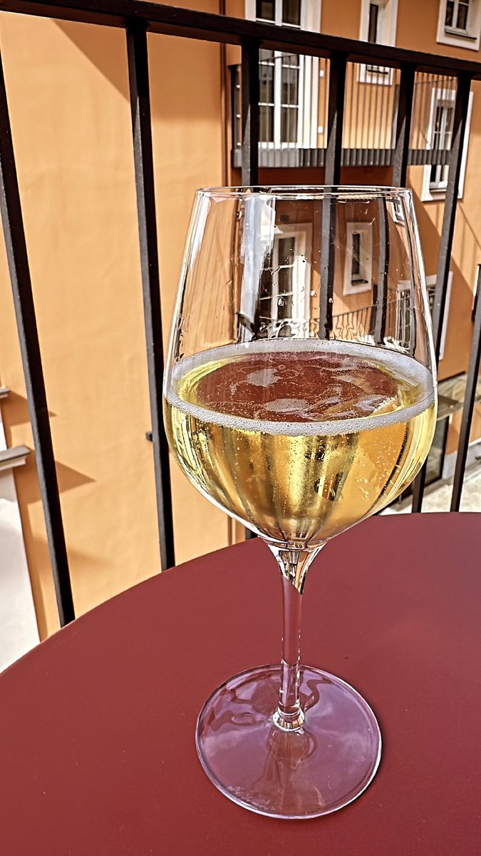 danieldingsda's tweet photo. Champagner Champagner total! https://t.co/wrjBStrFBd