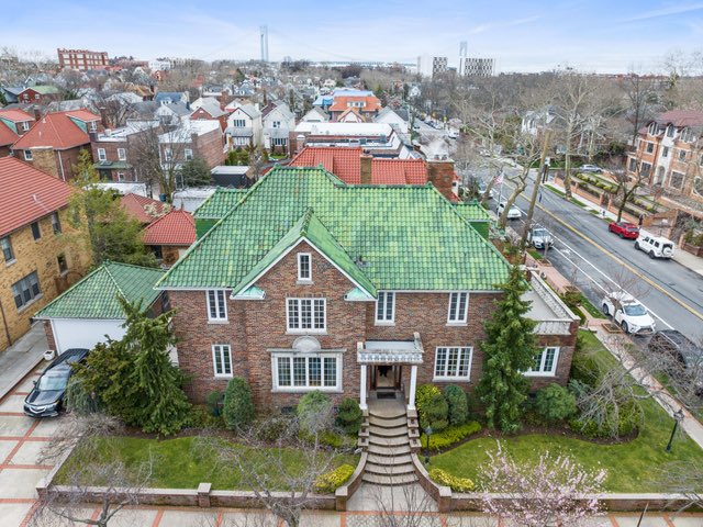 #justlisted Magnificently situated on a 50 x 105 corner property in prime #BayRidge. This single family brick mansion has 7 br’s, a green Spanish tiled roof & classic red brick. Offered at $3,599,000.
#forsale #nyc #Brooklyn #parkslope #dumbo #NewYorkCity