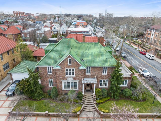 #justlisted Magnificently situated on a 50 x 105 corner property in prime #BayRidge. This single family brick mansion has 7 br’s, a green Spanish tiled roof & classic red brick. Offered at $3,599,000. #forsale #nyc #Brooklyn #parkslope #dumbo #NewYorkCity