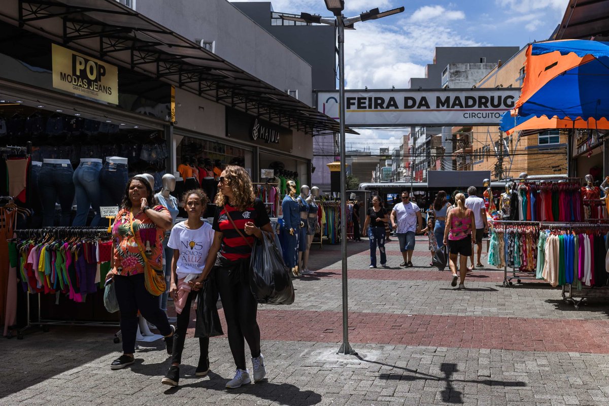 Brás, a neighborhood in central São Paulo, houses Brazil's largest garment district. Known for its low prices and variety, the hub is a destination for people from all over🇧🇷 who buy in bulk to resell. Now, Shein and Mercado Livre are competing for its online potential: