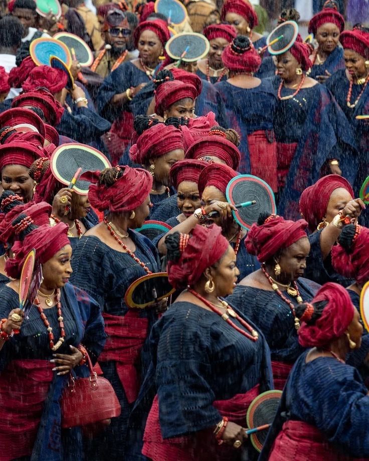 EIGHT INTERESTING FACTS ABOUT THE YORÙBÁ  PEOPLE

The Yorùbá people have a rich and vibrant culture that spans centuries.  

From our beautiful and intricate traditional clothing, to our delicious cuisine, to our luxurious and elaborate Ówàḿbẹ̀ parties

Here are eight