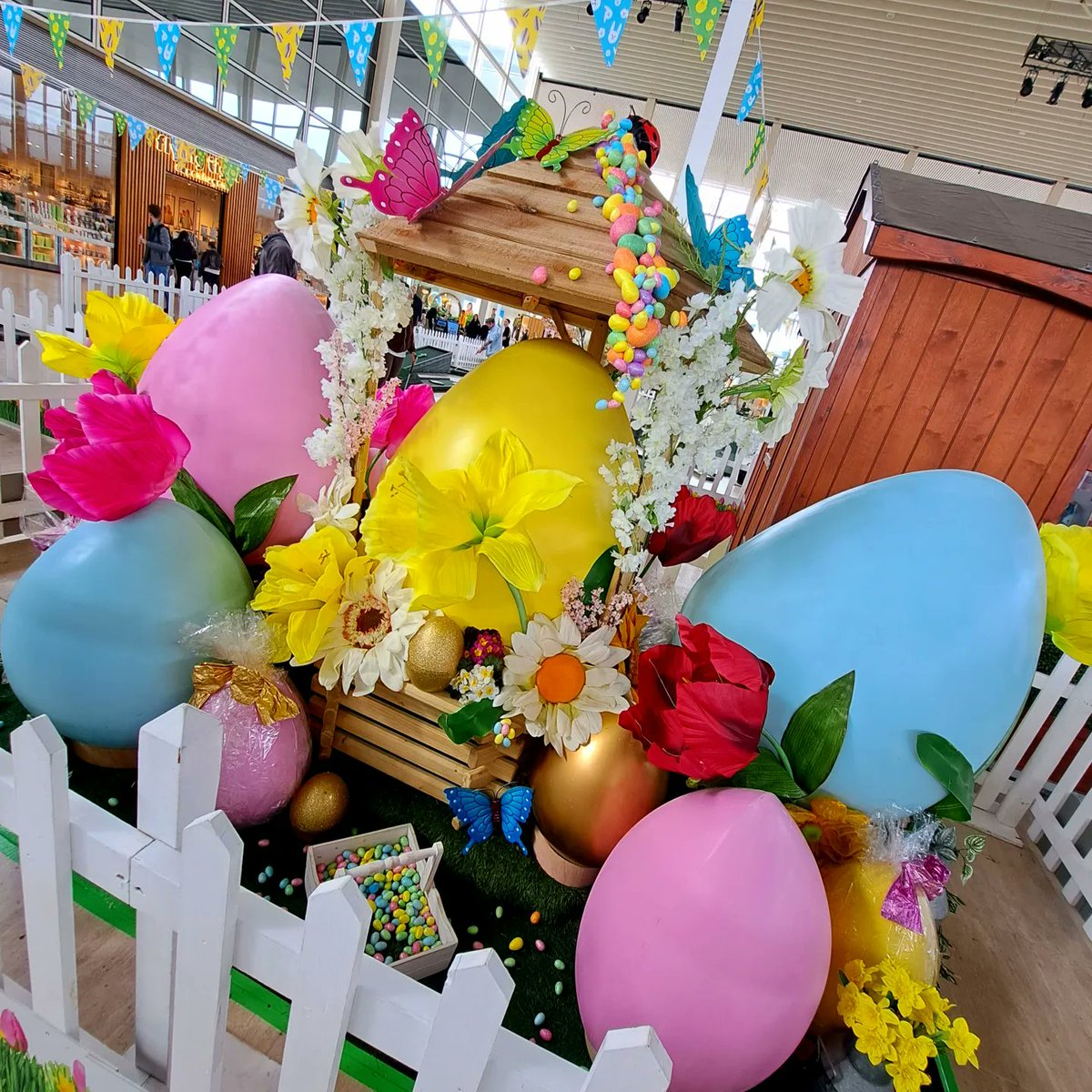 DestinationMK's tweet photo. The #EasterFair continues all this week @centremk...with a giant inflatable maze, crazy golf, bungees and more! 🌷🐰👍
#easterholidays #miltonkeynes #centremk #whatson #whattodo #familyfun #familyactivities #indoor https://t.co/H78ZTsmw8i