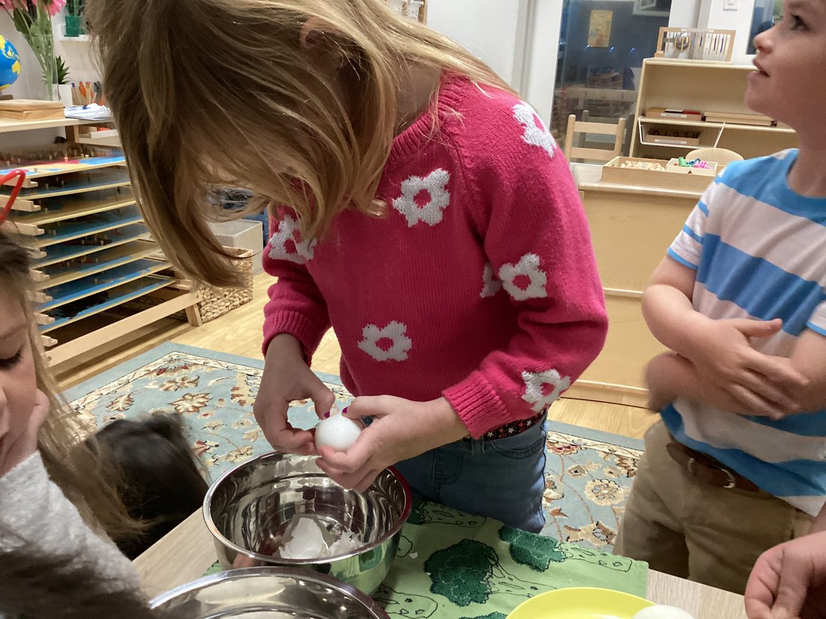 Learning to crack an egg!

#montessoritoddler