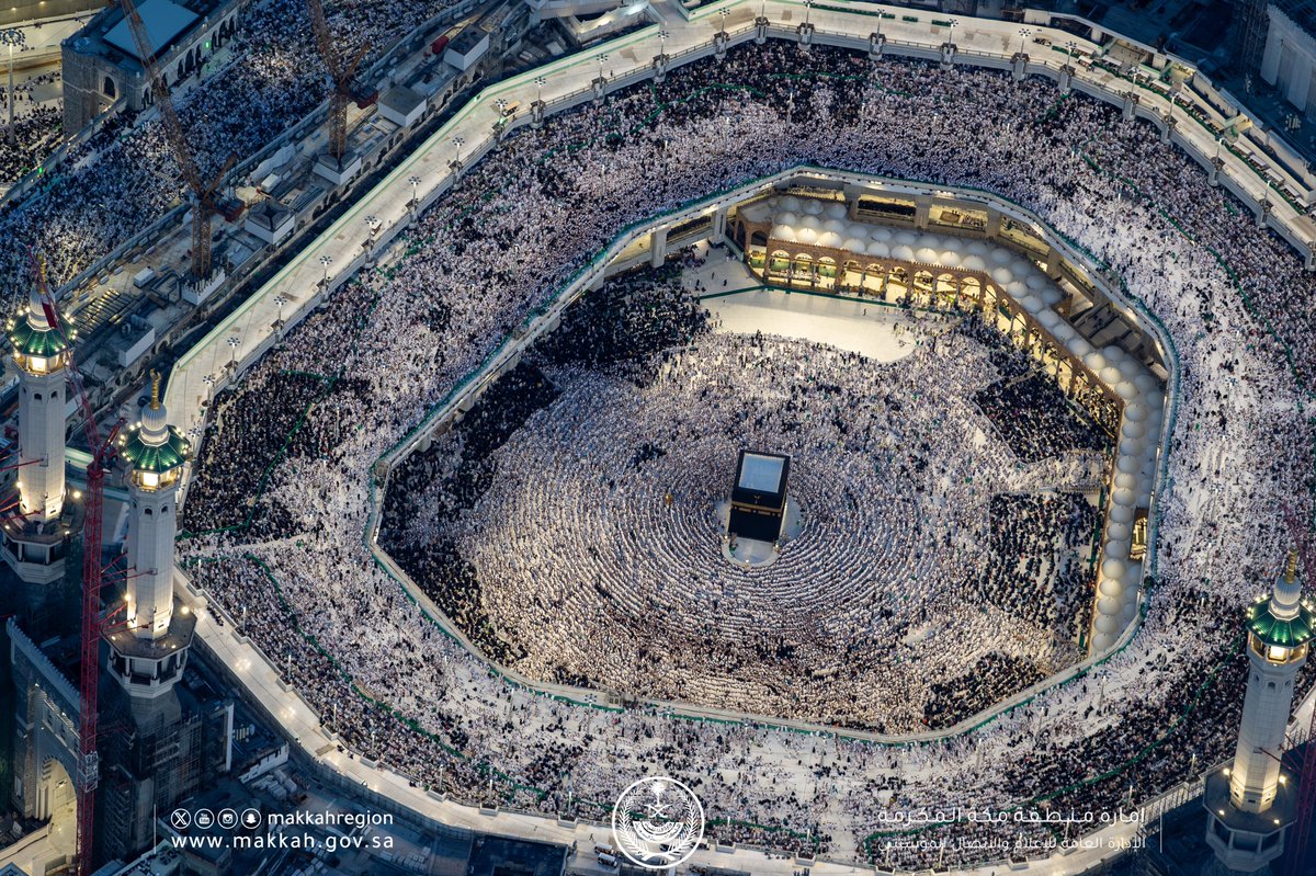 📸 #إمارة_مكة ترافق طيران الأمن في سماء العاصمة المقدسة وتنقل صورًا روحانية للمسجد الحرام #رمضان