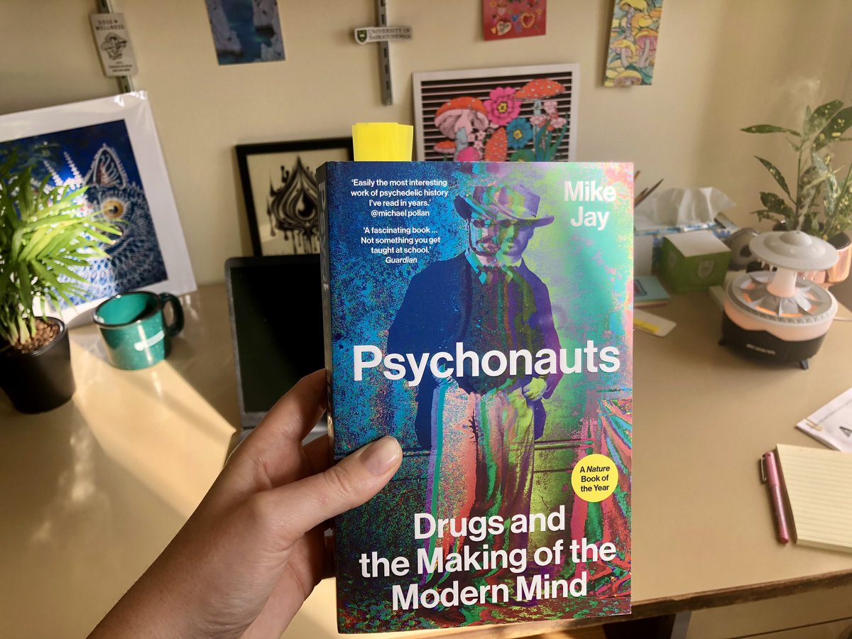 Après des mois d’attentes je l’ai enfin reçu (et j’en profite pour vous montrer mon super bureau en fond 😁) !! J’ai déjà lu 40 pages et pris des dizaines de notes, ce livre fait partie du renouveau historiographique auquel j’appartiens aussi qui arrête d’étudier les psychotropes