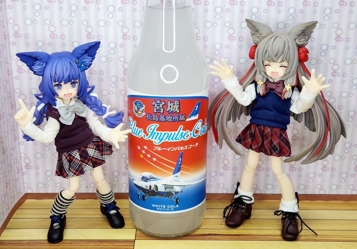 mimo22mimo33's tweet photo. #深夜のおやつドール一本勝負
カグラ
『マシロちゃ～ん🎵「ブルーインパルス コーラ」よ～☺️』

マシロ
『おやおや⁉️白いけどコーラなのか？...グビグビ』
『Σ(･ω･ﾉ)ﾉ なんと⁉️コーラの味なのだ😳💦💦ｳﾏｳﾏ』

#ミミーガーデン
#アゾカツ
#アゾン https://t.co/g0D98Ry1Nu