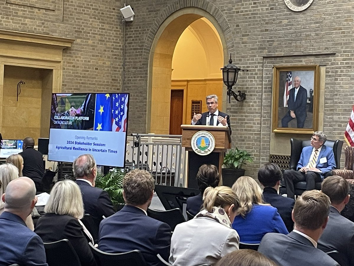 It’s a full house @USDA headquarters in Washington as EU & US agricultural stakeholders gather to discuss common challenges & shared solutions through the Collaboration Platform on Agriculture. Honored to have @bascou_agri & other @EUAgri officials join us from Brussels. 🇺🇸🇪🇺