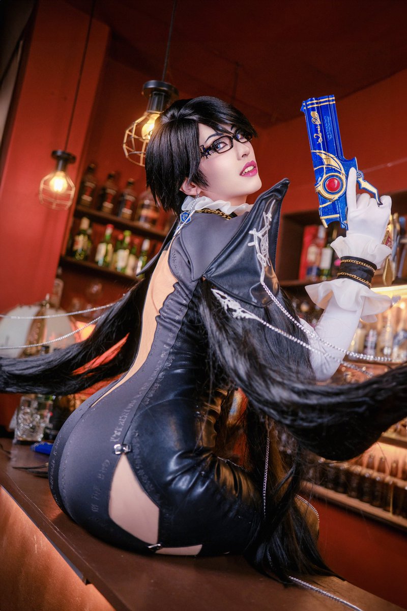 “If you need to learn how to talk to a lady, Ask your mum!” Let’s dance boys! Our long-time dream is no more: Bayonetta 2 cosplay! presenting you one of my photoshoot result of taken in the pulsating heart of Philippines! 🇵🇭 📸: moepix #larissarochefort #Bayonetta2…