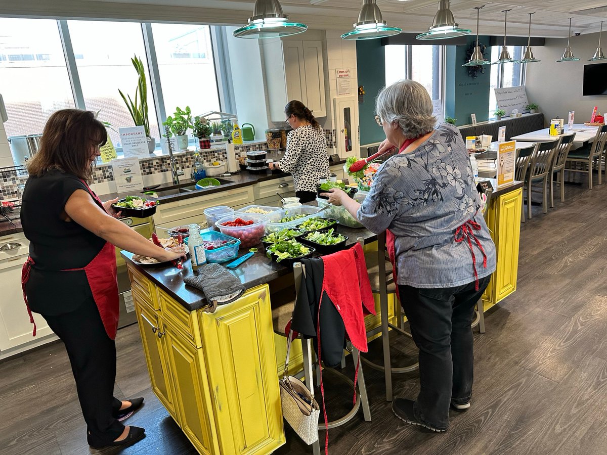 On March 25, our HR team volunteered to be the first group to prepare dinner for families staying at the @RMHCSWO Windsor. Thank you for representing Valiant TMS and giving back to our community! See how you can support RMH's mission here: rmhc-swo.ca/about-us/how-w….
