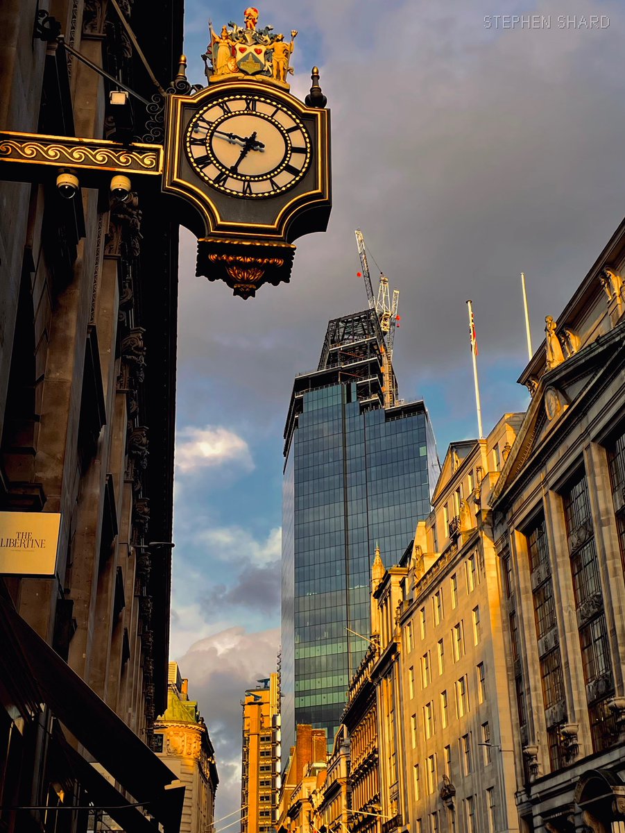 One Leadenhall from Cornhill 🏗️

City of London, England 🇬🇧

📸 3rd April 2024 | Stephen Shard

#LondonSkyline #Skyscraper #TallBuildings #CityofLondon #OneLeadenhall