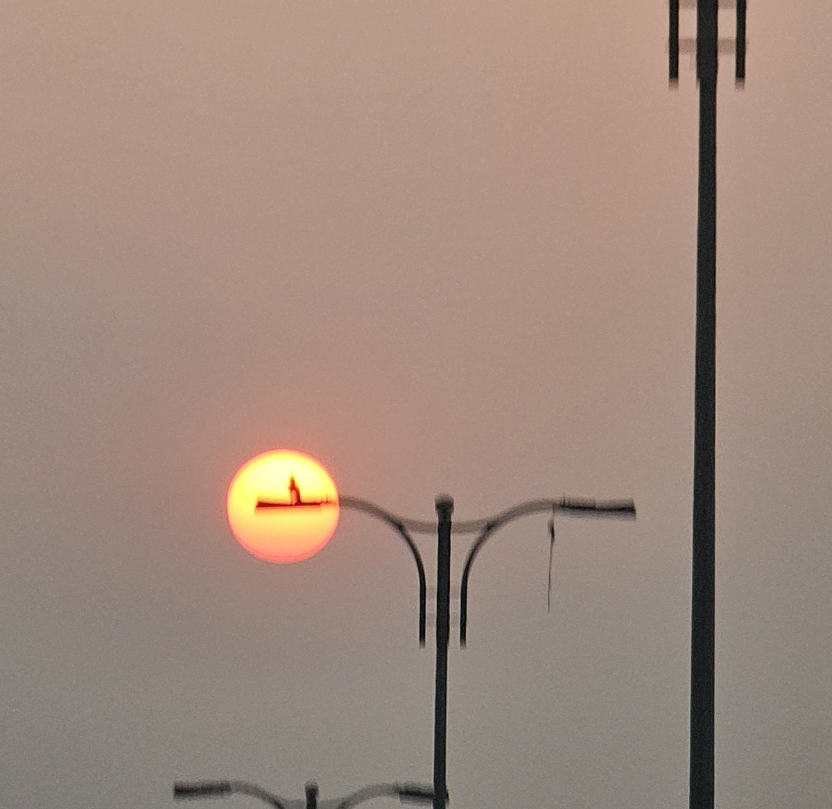 Clicked from Car Only! Beautiful Setting Sun ☀ of Chaitra Maasa Doesn't know that There's an Eclipse Waiting for Him on the Other Side! Happy Ugadi Everyone #Ugadi2024 #SolarEclipse #Eclipse2024 #Ugadi @baxirahul @anilbhatortho @Drkumargauravs @nihardesai7 @nadig_cardio