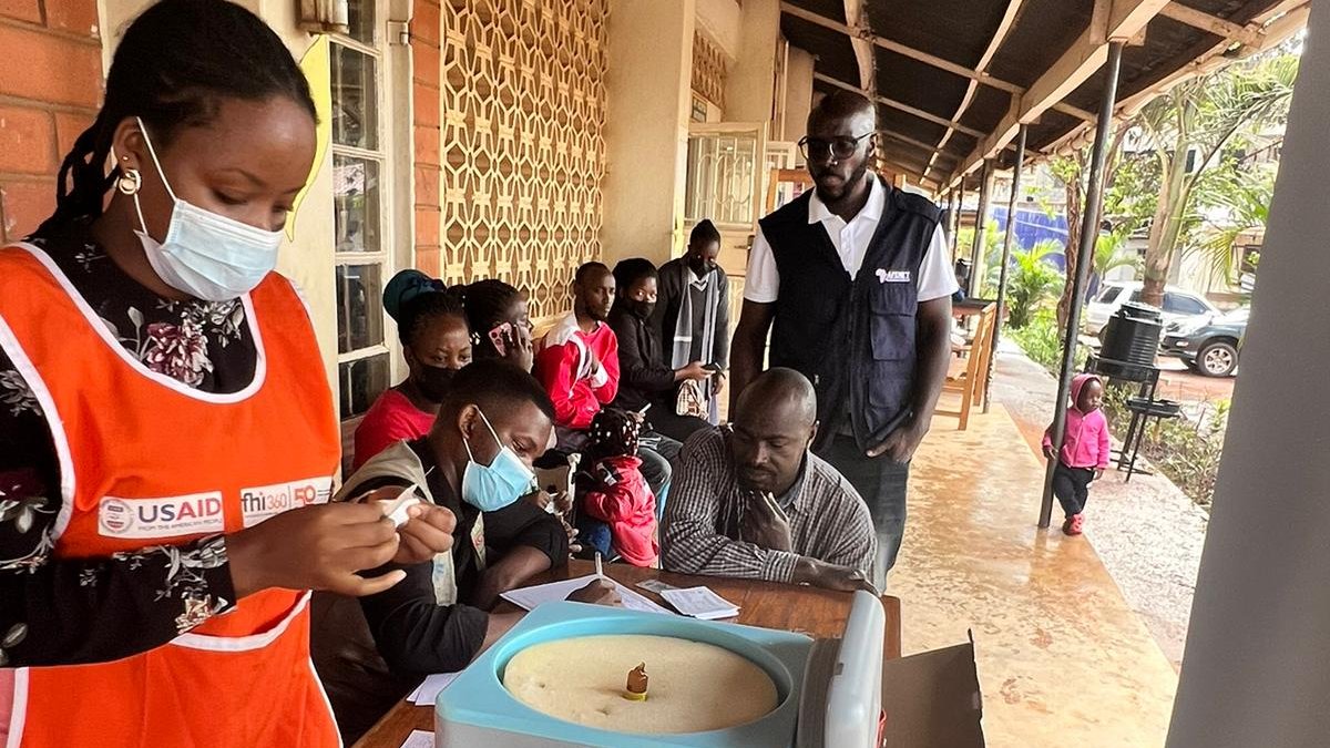 AFENET Snr Epidemiologist Dr. Kevin Mugenyi conducting supportive supervision at #YellowFever vaccination outposts in Kiswa, Kampala, Uganda. @MinofHealthUg is conducting #massvaccination following recent confirmed cases of Yellow Fever in Buvuma, Buikwe, and Wakiso districts...