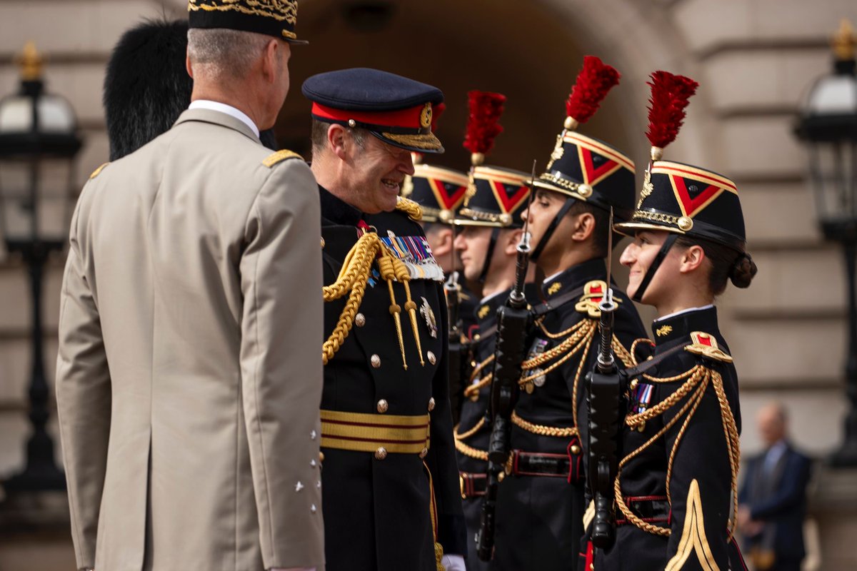 Today, it was my honour to host Général Pierre <a href="/CEMAT_FR/">Chef d'état-major de l'armée de Terre</a> and accompany TRH The Duke and Duchess of Edinburgh and <a href="/AmbDuchene/">Hélène Duchêne</a> at the Anglo-French Changing of the Guard, marking 120 years of Entente Cordiale. We remain two nations ‘linked together in their cause and in their need.’