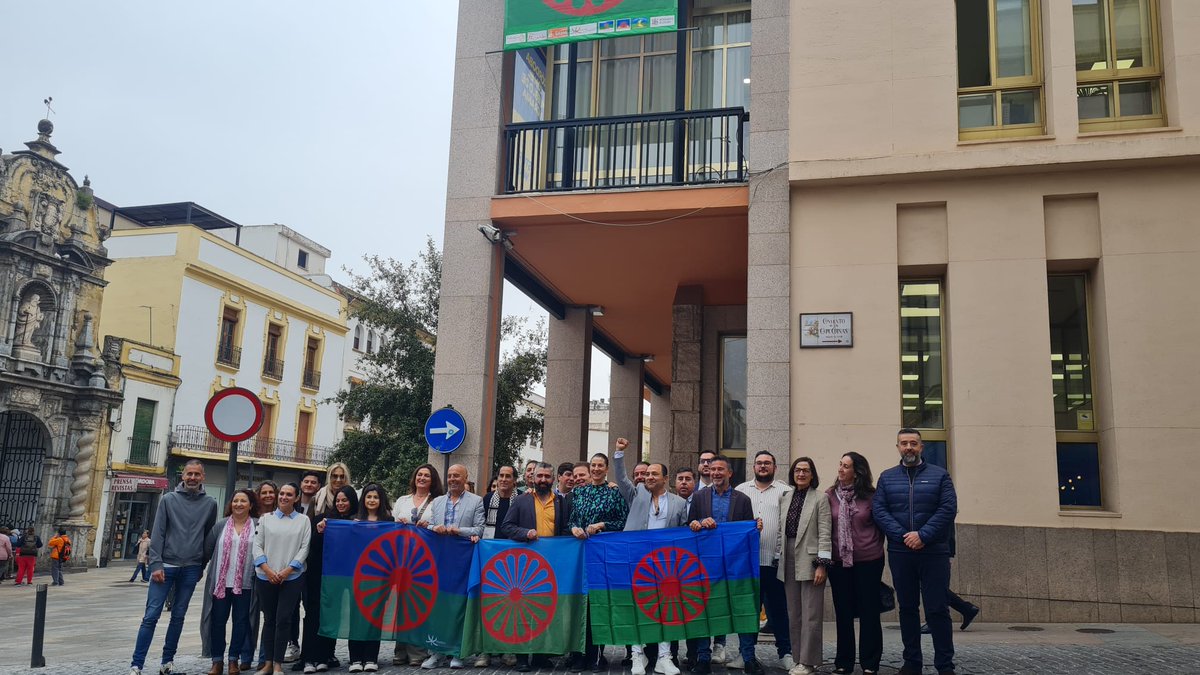 Kamirafed's tweet photo. DÍA DEL PUEBLO GITANO EN CÓRDOBA
Acto institucional en el Ayuntamiento de Córdoba con despliegue de lona conmemorativa en la fachada del consistorio.
Os recordamos que esta tarde celebramos la Ceremonia del Río junto a la Calahorra a partir de las 18.00 hs https://t.co/xtjqt8470I