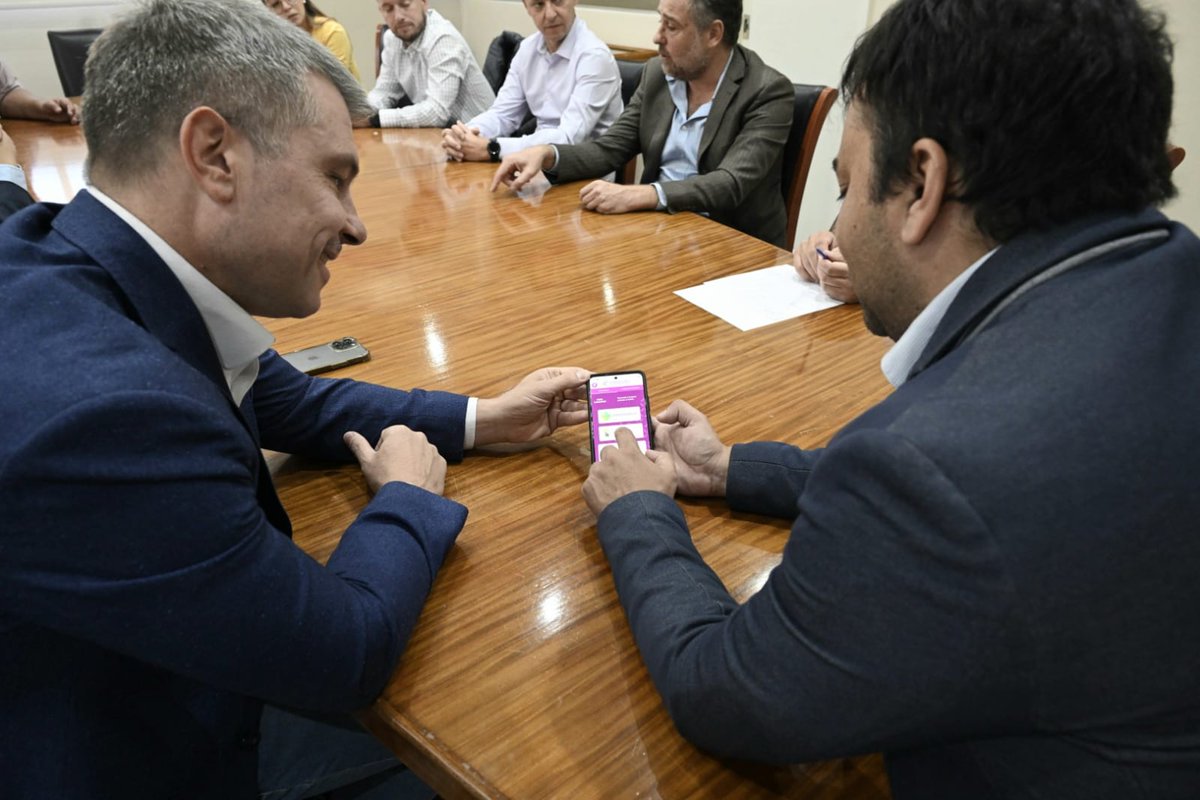 diegocostarelli's tweet photo. Junto a @lopresti_lh firmamos un convenio de colaboración para que nuestro Sistema de Alerta Comunitaria se ponga en funcionamiento en @lasherasmza.
Creemos que los municipio deben contribuir con el sistema de seguridad pública mejorando la calidad de vida de nuestros vecinos. https://t.co/DQHoEKNX3C