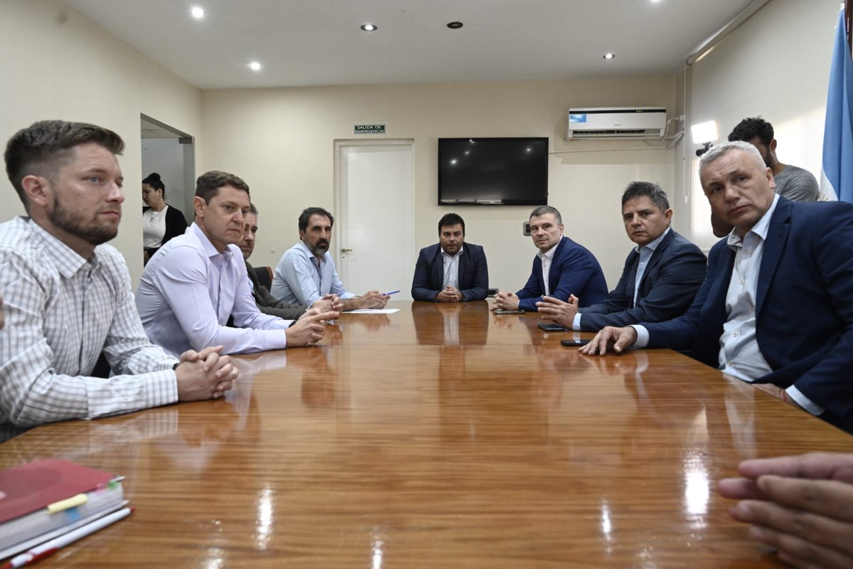 diegocostarelli's tweet photo. Junto a @lopresti_lh firmamos un convenio de colaboración para que nuestro Sistema de Alerta Comunitaria se ponga en funcionamiento en @lasherasmza.
Creemos que los municipio deben contribuir con el sistema de seguridad pública mejorando la calidad de vida de nuestros vecinos. https://t.co/DQHoEKNX3C