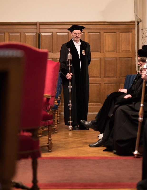 univgroningen's tweet photo. Beadles (dutch: pedellen) everywhere! 🎓👀

Last Friday, the UG hosted beadles from the universities in 🇳🇱 for the National Beadle Day! 😃 We thank everyone for joining us on this special day. 

Have a look at some cool photos by Gerhard Taatgen 📸👇 https://t.co/nKrjzzl8ZM