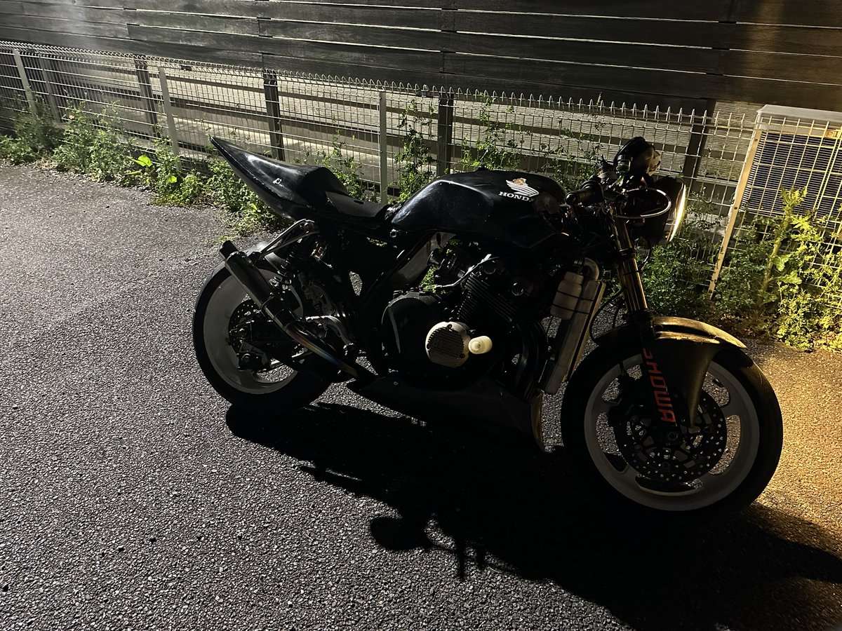 02cb400sfnc39's tweet photo. 前後マルケジーニM5Rにした
リア6Jで転がし用の190/55履いたけどマグだから軽いし200も入るから冬の盆栽用にする、ほんとは5.5がいい^_^

前は翔くんのおかげもあってすんなり付いた、ありがとうございました！
@nr03r_sho https://t.co/GjLHNGrqsP