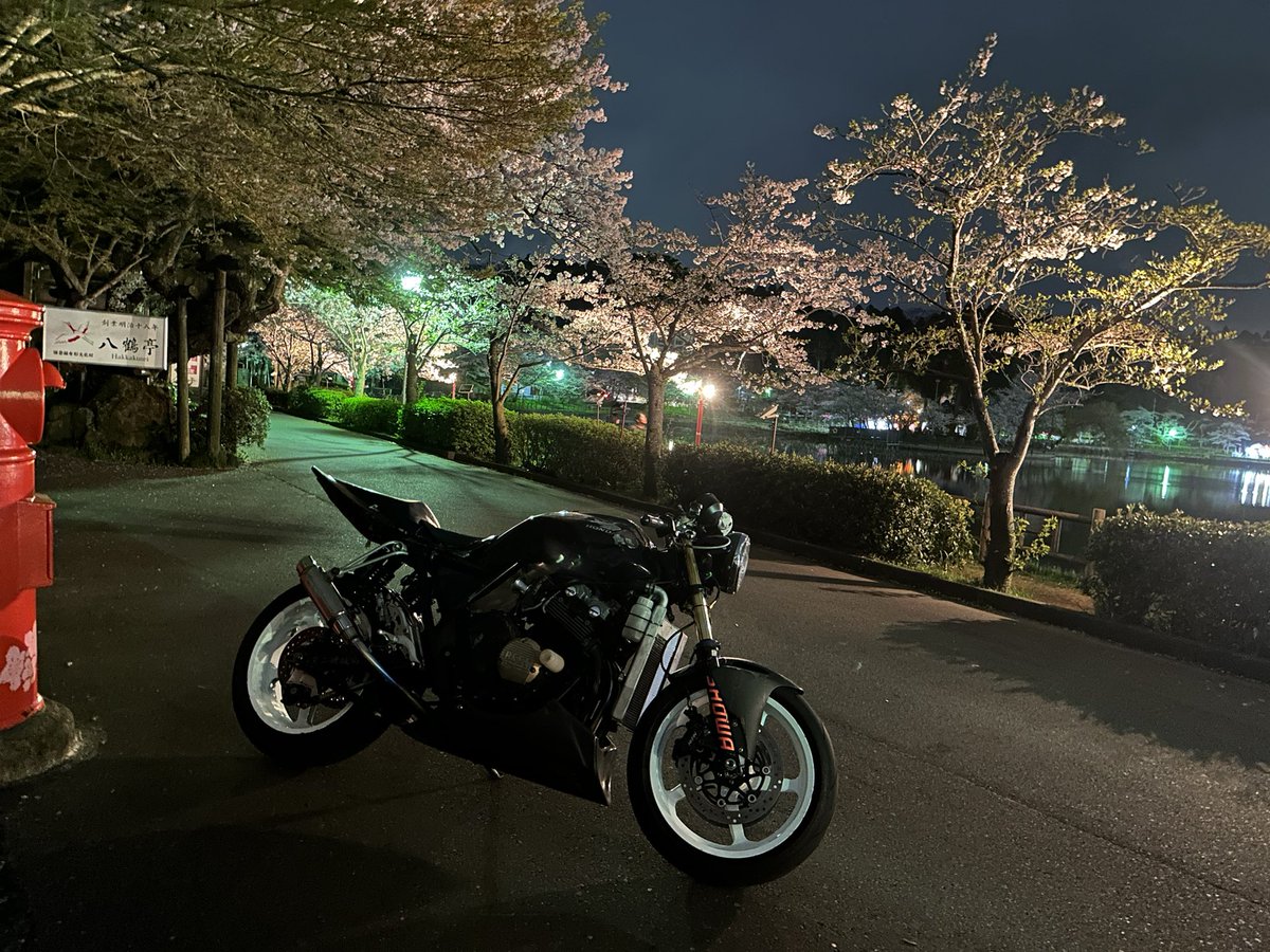 02cb400sfnc39's tweet photo. 前後マルケジーニM5Rにした
リア6Jで転がし用の190/55履いたけどマグだから軽いし200も入るから冬の盆栽用にする、ほんとは5.5がいい^_^

前は翔くんのおかげもあってすんなり付いた、ありがとうございました！
@nr03r_sho https://t.co/GjLHNGrqsP
