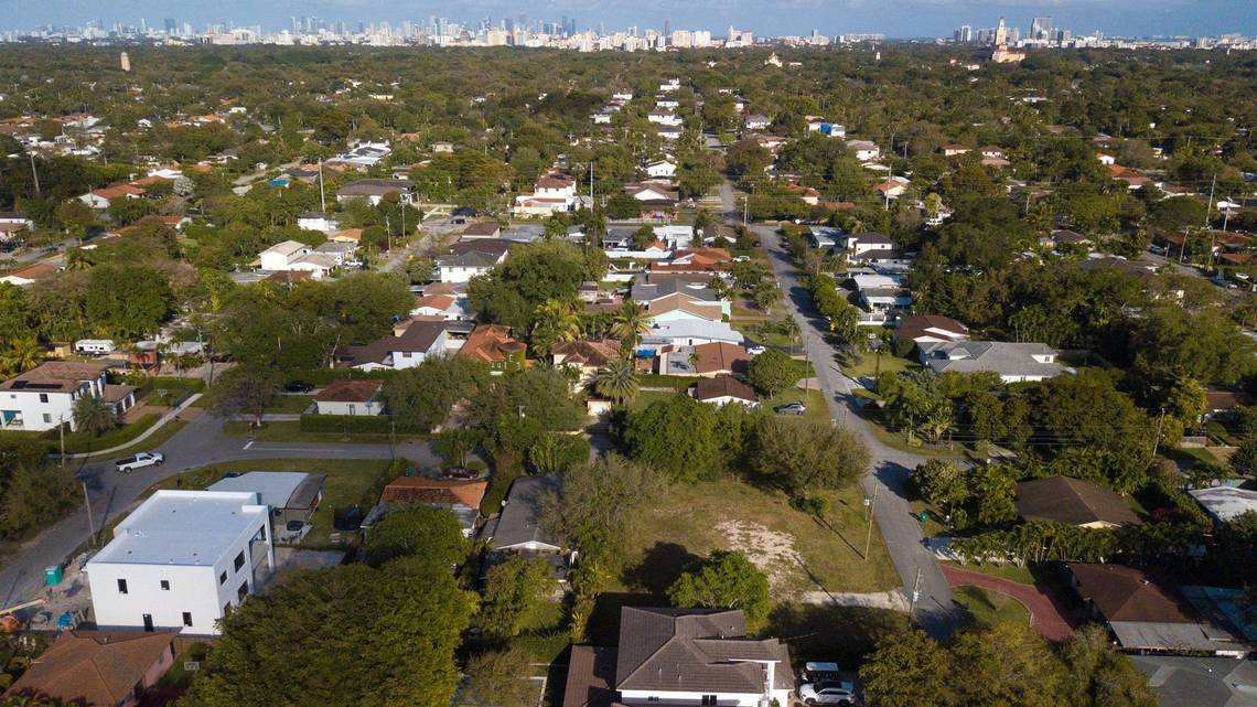 Ned Murray, associate director of the @FIUMetroCenter, commented in a @MiamiHerald story highlighting a 2016 rule that could spell the end of exclusively single-home zoning in unincorporated Miami-Dade County. Murray says that while he applauds the county for opening avenues for…