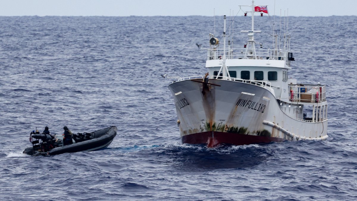 This week @hms_tamar is working alongside @NZNavy & @FisheriesOf 🐠 Illegal, Unreported and Unregulated Fishing poses a threat to our Oceans & to the livelihoods of those who depend on it🌊 The @RoyalNavy are working with partners to patrol Fiji's Exclusive Economic Zone 🇫🇯🇳🇿⛴️