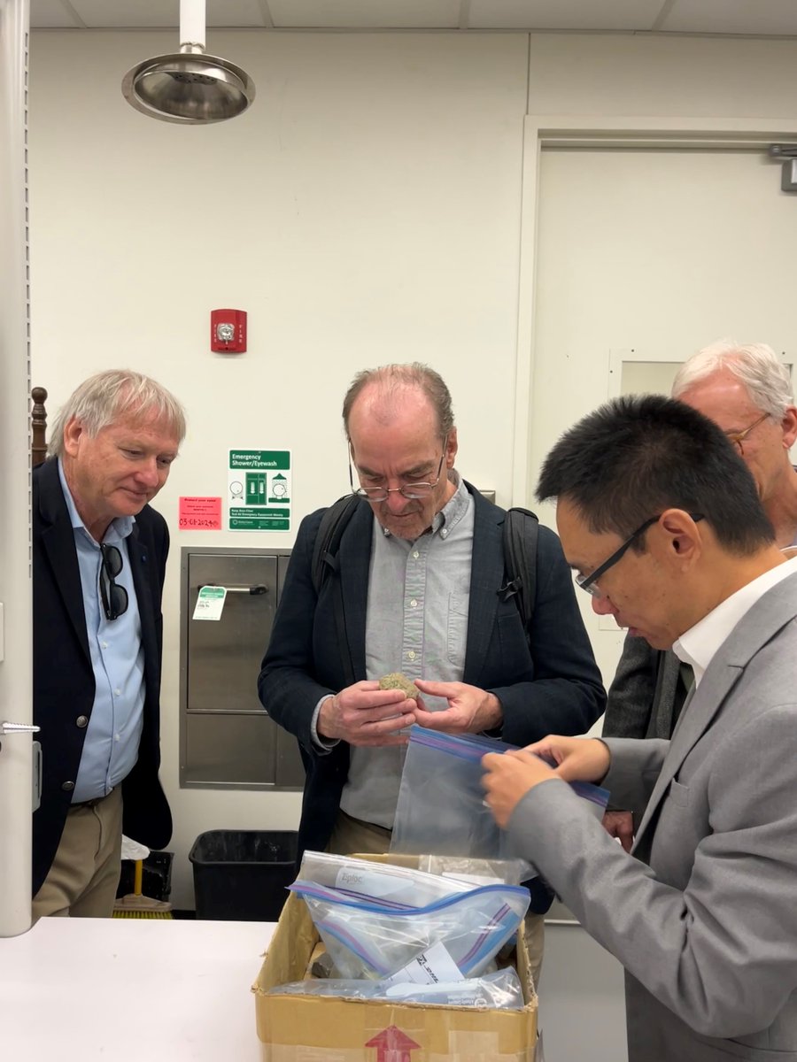 🪨🔬@TexasTech is characterizing various types of iron-containing rock to develop the optimal methods for stimulating geologic hydrogen. Program Director Dr. Doug Wicks recently visited the project team and spoke with students on the topic. #ARPAEontheRoad🚗