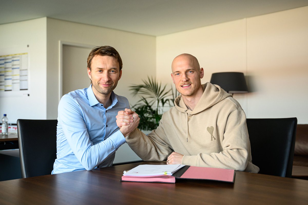 bayer04_es's tweet photo. ⚫️🔴 ¡Renovación! ✍️
Niklas #Lomb y Bayer 04 han extendido su contrato hasta el 30 de junio de 2027.
El guardameta llegó en 2008 con 15 años. Ha pasado tres temporadas cedido en Preussen Münster, Hallescher FC y en SV Sandhausen.
#SomosBayer04 https://t.co/MVXlsPLQfk