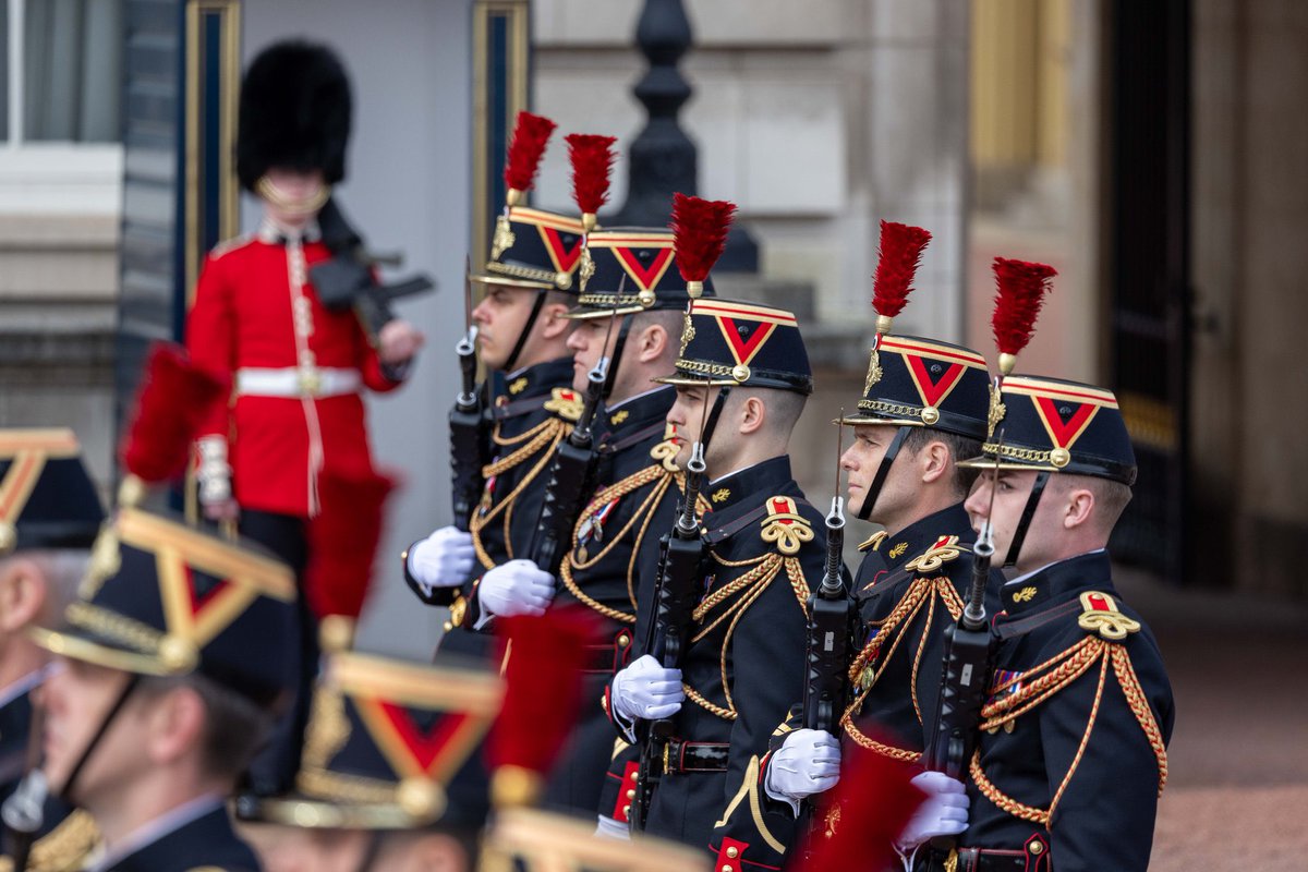 A historic handshake 🤝on the Buckingham Palace forecourt between the @Gendarmerie and the @scots_guards followed by a Royal inspection to commemorate the 120th anniversary of the #EntenteCordiale🇫🇷 🇬🇧 #allies #partners