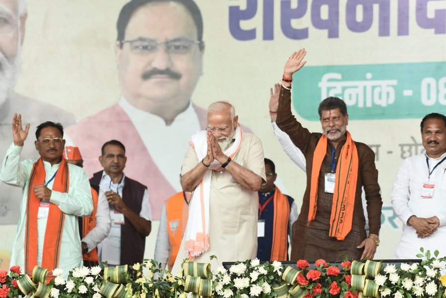 OPChoudhary_Ind's tweet photo. "बस्तर विजय सुनिश्चित है"

माननीय प्रधानमंत्री श्री @narendramodi जी ने आज बस्तर के ग्राम छोटे आमाबाल में आयोजित "विजय संकल्प शंखनाद महारैली" कार्यक्रम से छत्तीसगढ़ विजय रथ को नई दिशा प्रदान की है।

माननीय मुख्यमंत्री श्री विष्णु देव सहाय जी एवं भाजपा प्रदेश अध्यक्ष श्री किरण सिंह देव जी सहित भाजपा के पदाधिकारी के साथ महारैली में सम्मिलित  हुआ।
#अबकी_बार_400पार 
#आमचो_मोदी