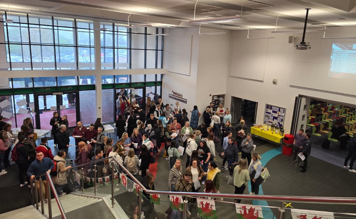 Diolch yn fawr i’n cyfeillion am fynychu’r hyfforddiant clwstwr yma yn y Gwyndy heddiw. Am awyrgylch anhygoel a phositif! A huge thanks to our primary school friends for attending the cluster group training session today. What a wonderfully positive atmosphere and experience.❤️